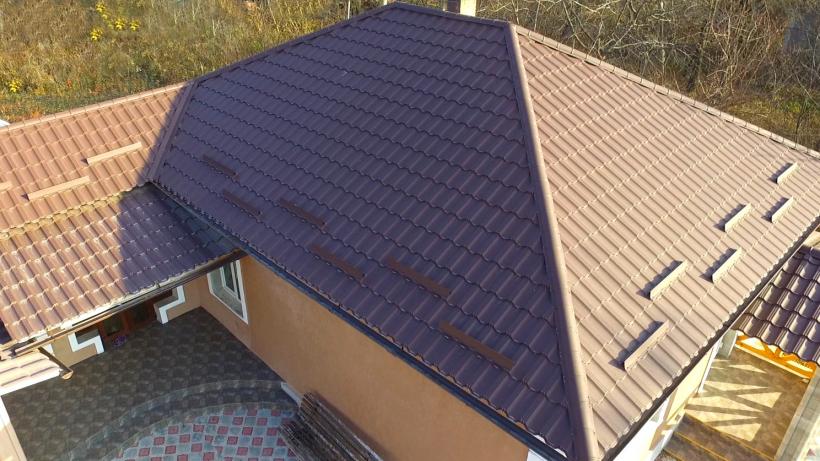 Țiglele metalice și rezistența la intemperii: cum alegi un acoperiș care rezistă în timp