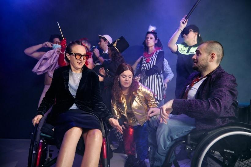 TEATRELLI prezinta o serie de evenimente desfășurate în jurul premierei „Supernormali / Supernormales” de Esther F. Carrodeguas 18978805