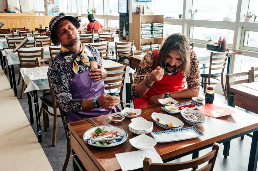 Cea mai grea masă servită vreodată concurenților din Asia Express. Competiția se mută în Coreea de Sud, diseară, de la 20.00, la Antena 1 18979023