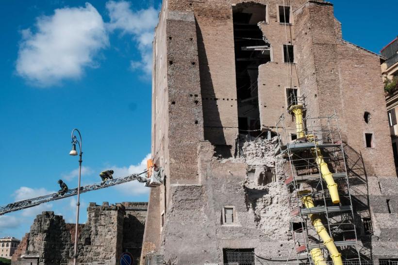 A murit muncitorul român prins sub dărâmăturile turnului din Roma  18979219