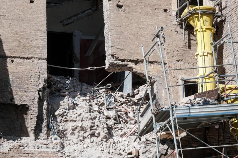 A murit muncitorul român prins sub dărâmăturile turnului din Roma  18979220