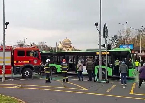 Opt persoane rănite într-un accident între un tramvai și un autobuz în Capitală 18979279