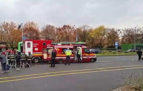 Opt persoane rănite într-un accident între un tramvai și un autobuz în Capitală 18979280