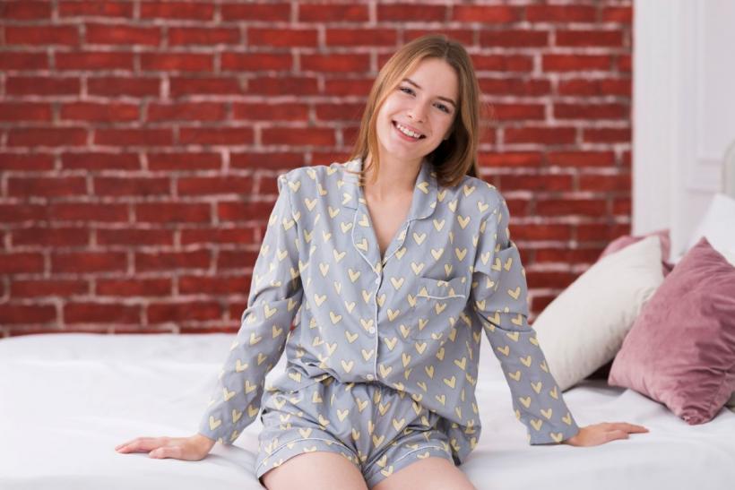 Pijamaua ideală pentru o noapte răcoroasă – care sunt cele mai bune materiale?