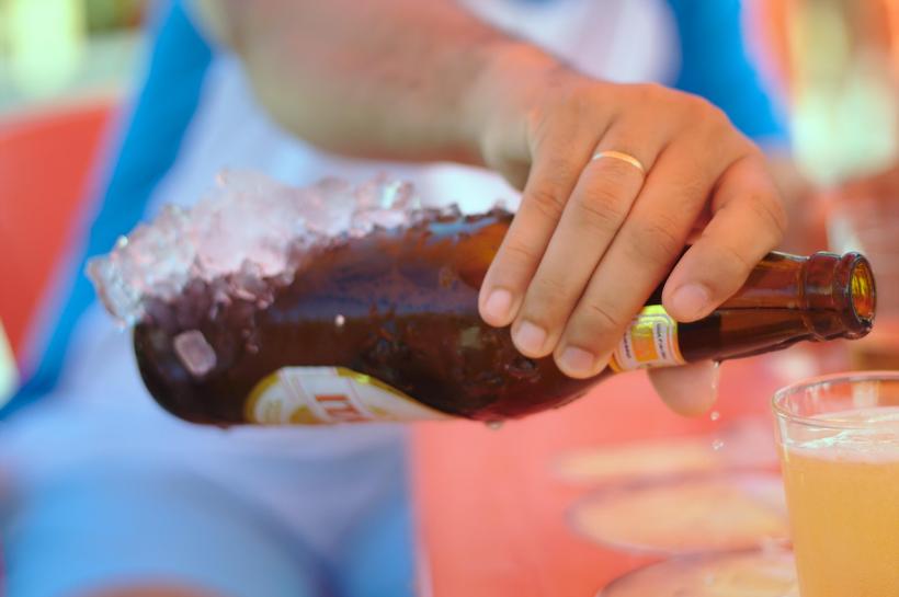 Românii aleg berea fără alcool în contexte care implică responsabilitate