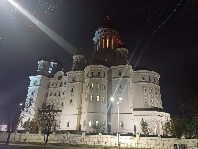 Patriarhia: Peste 290.000 de persoane au trecut, în zece zile, prin Altarul Catedralei Naţionale pentru a se închina