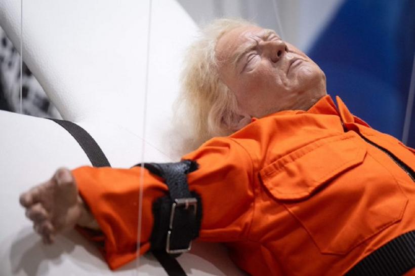 Sculptură cu Trump, îmbrăcat în costum de închisoare și legat de o cruce, expusă în Elveția