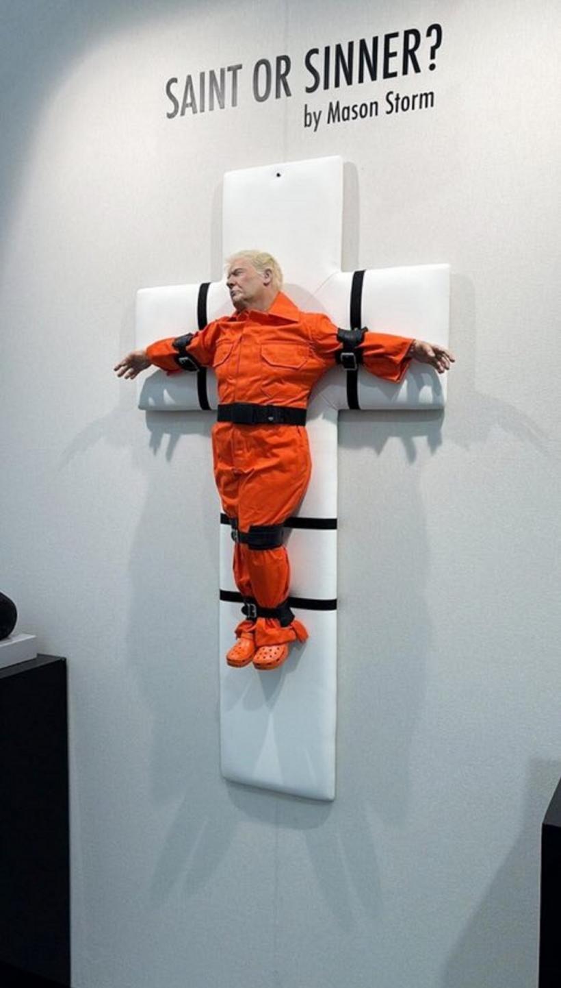Sculptură cu Trump, îmbrăcat în costum de închisoare și legat de o cruce, expusă în Elveția 18979475