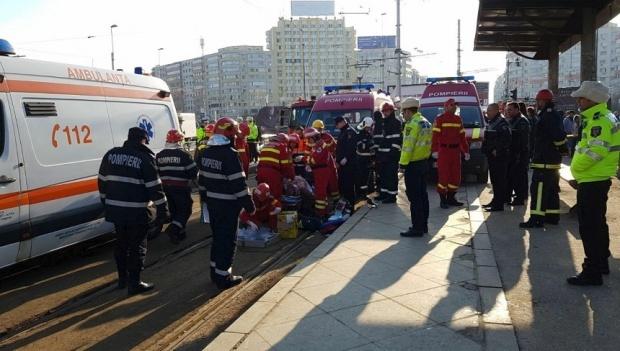 Accident ciudat în București. O femeie a fost rănită de un cablu de tramvai care s-a rupt