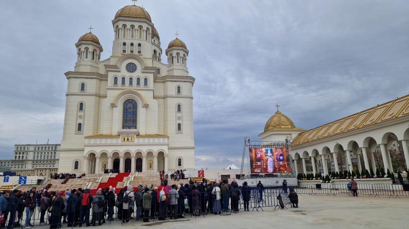 REPORTAJ: Ultima noapte de închinare în coada „legionarilor” 