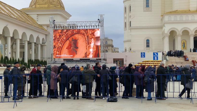 REPORTAJ: Ultima noapte de închinare în coada „legionarilor”  18979555