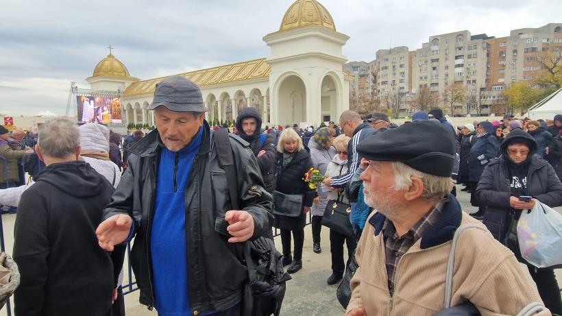 REPORTAJ: Ultima noapte de închinare în coada „legionarilor”  18979556