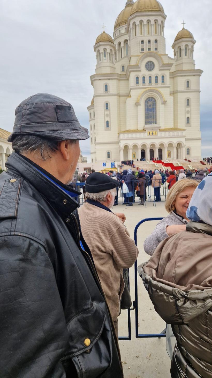 REPORTAJ: Ultima noapte de închinare în coada „legionarilor”  18979558