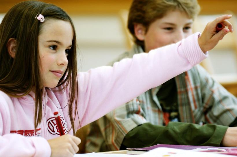 Vești bune pentru elevii defavorizați. Când vor primi 500 de lei pe cardurile educaționale