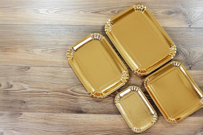 Cum faci ca prezentarea deserturilor să fie în favoarea ta? Cu tăvițe aurii pentru prăjituri