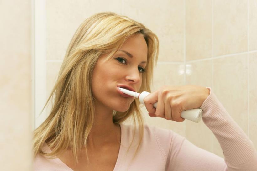 Descoperire revoluționară în stomatologie. Pasta de dinți din keratină regenerează smalțul dentar