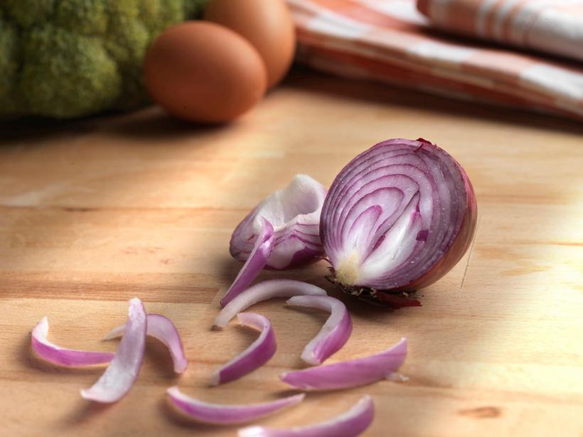 Rețete de iarnă. Cum să murezi ceapa roșie crocantă și aromată