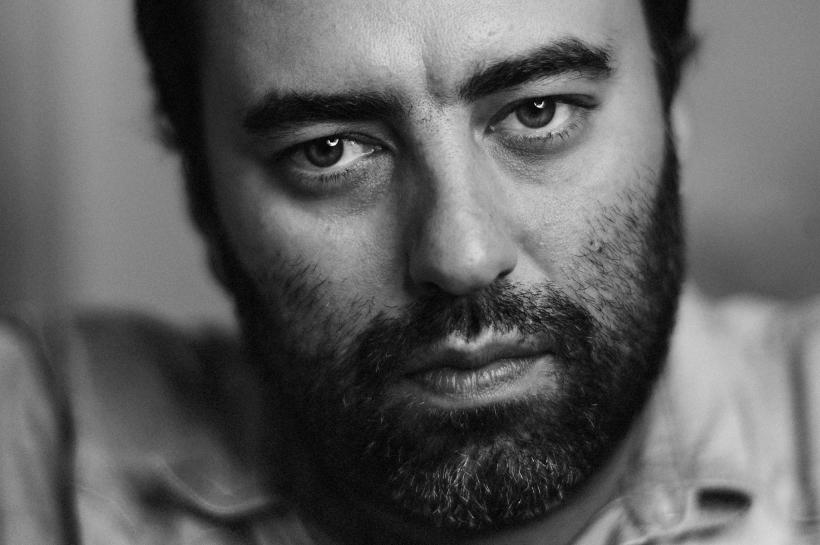 Scriitorul Bogdan-Alexandru Stănescu și (dez)iluziile vieții:  „Trăim în mintea lui Caragiale, suntem jucați de el!”