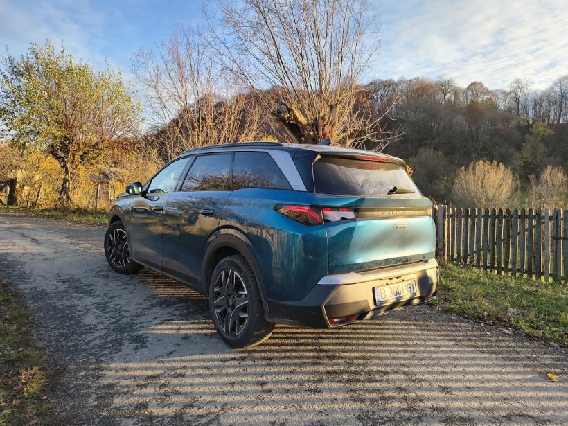 Un salon hibrid pe roți 18980881