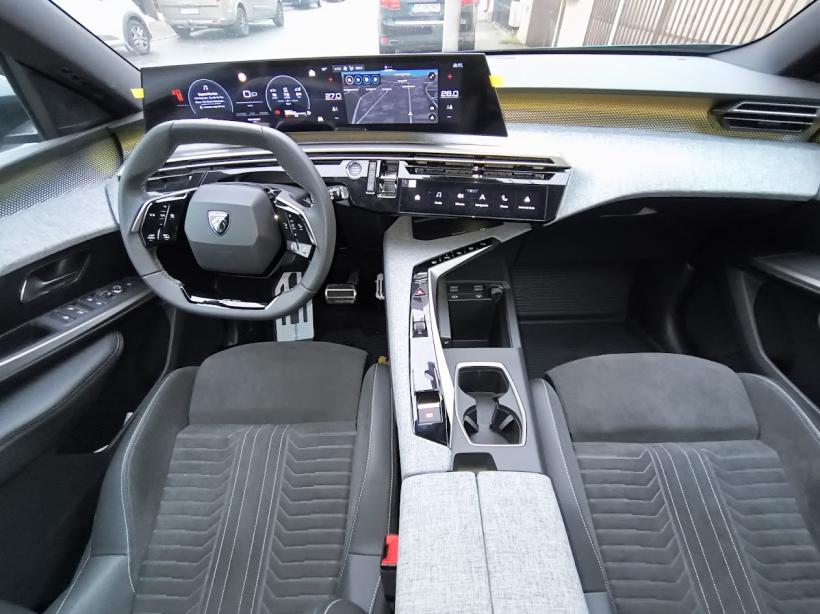 Un salon hibrid pe roți 18980883