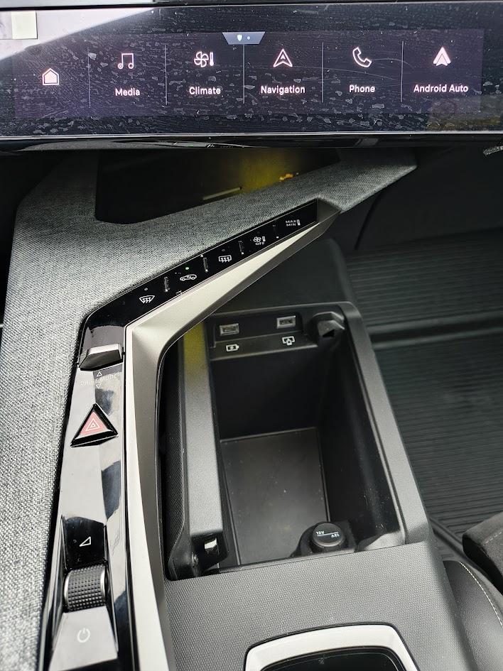 Un salon hibrid pe roți 18980884