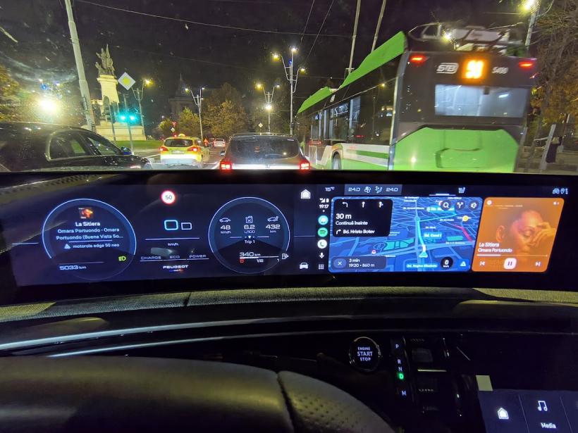 Un salon hibrid pe roți 18980885