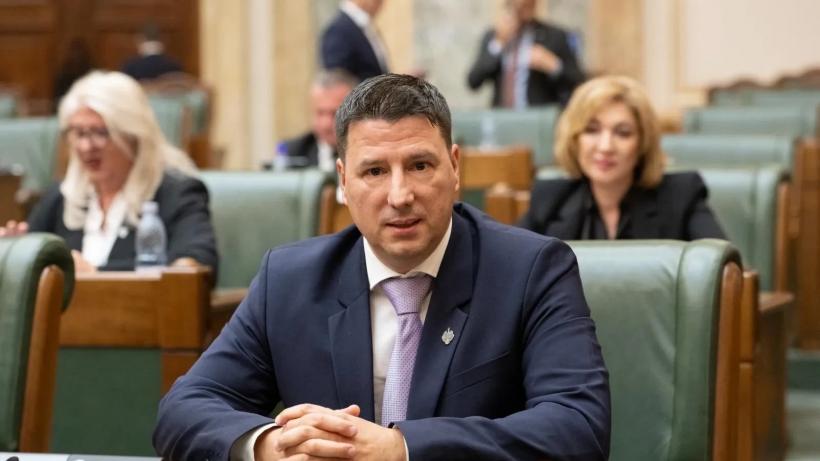 Un senator a luat rucsacul cu bani uitat în recepția unui hotel din Piatra Neamț