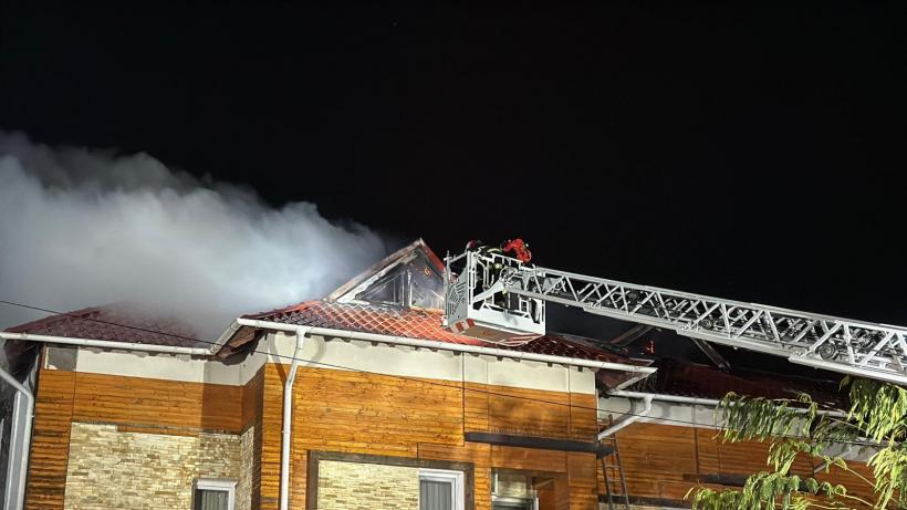 Incendiu violent la o pensiune din Delta Dunării. Peste 30 de turiști s-au evacuat