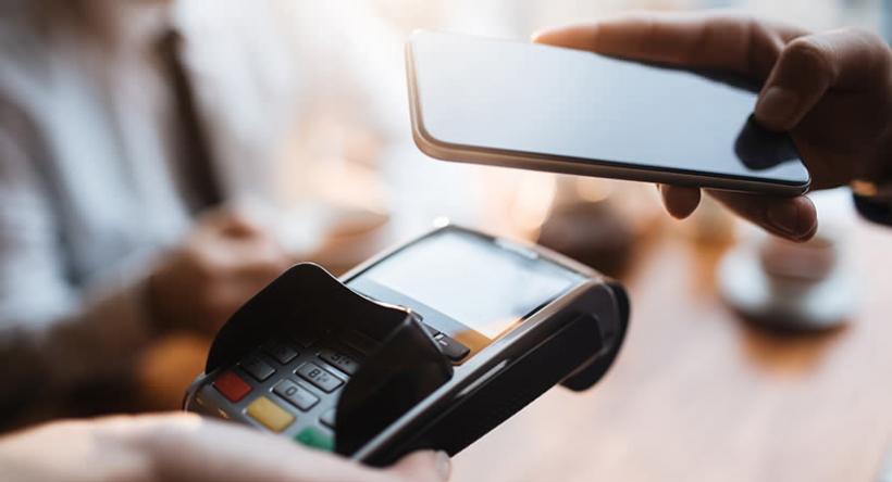 Cum poți rămâne fără bani în cont dacă obișnuiești să plătești cu telefonul. Metoda prin care ți se poate fura codul PIN