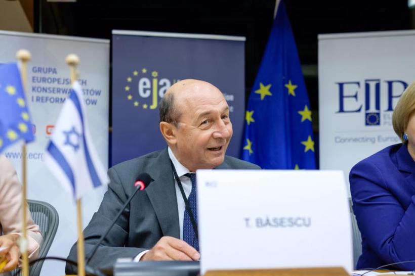 Traian Băsescu: Benzinăriile Lukoil nu sunt o problemă... Dar rafinăria, dacă o iei, te frigi. Trebuie să o vândă, nu să ne-o pună în brațe