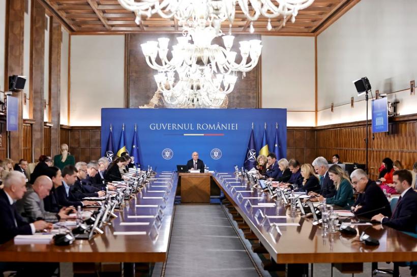 Lovitură pentru bugetari! Statul interzice cumulul pensiei cu salariul și blochează transferurile între instituțiile publice