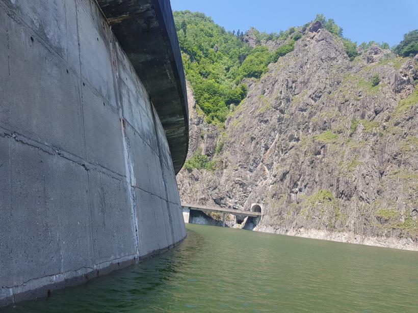 Hidroelectrica reia deversările controlate necesare golirii Lacului Vidraru 