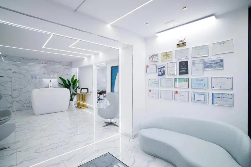 Ani de complexe, o zi de transformare: tratamentele All-on-4 &amp; All-on-6 realizate în clinicile Dr. Lupu