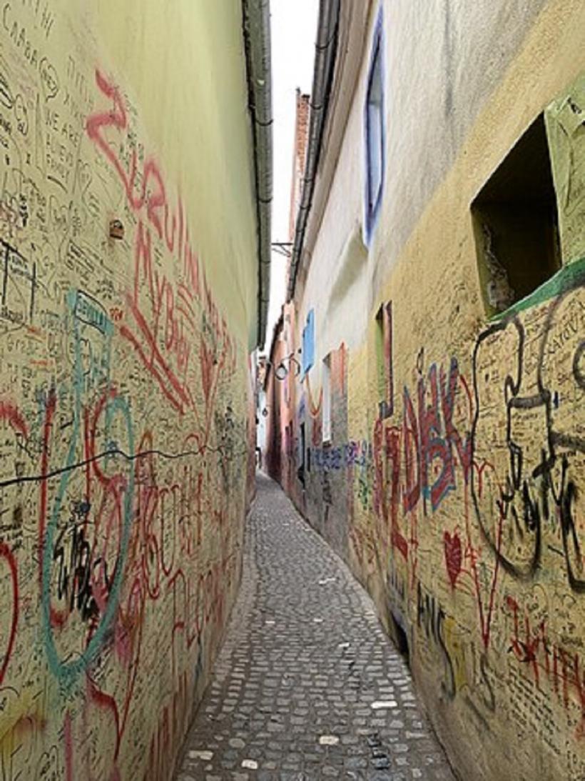 Cea mai îngustă stradă din Brașov va fi închisă temporar. Care este motivul 18981844