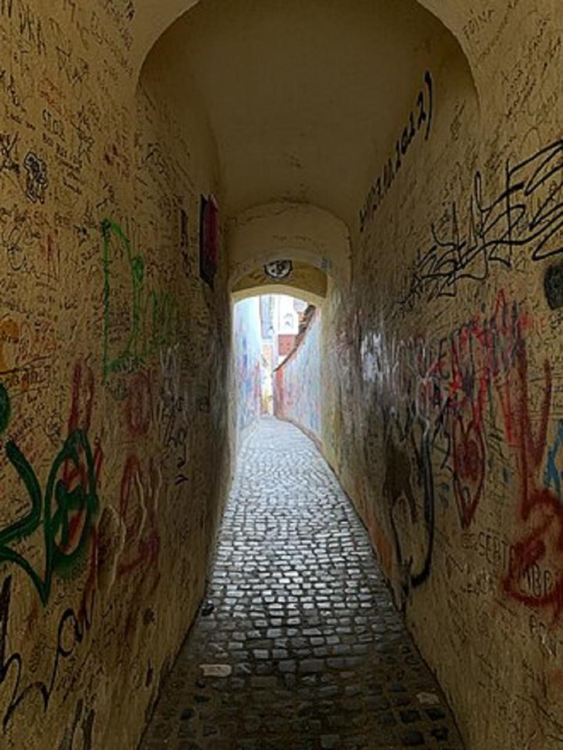 Cea mai îngustă stradă din Brașov va fi închisă temporar. Care este motivul 18981845