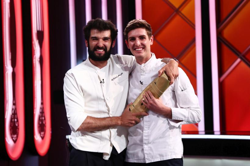 Chefi la cuțite, lider de audiență cu ediția de ieri. Chef Richard Abou Zaki i-a dat aseară cuțitul de aur lui Luca Zvaleni