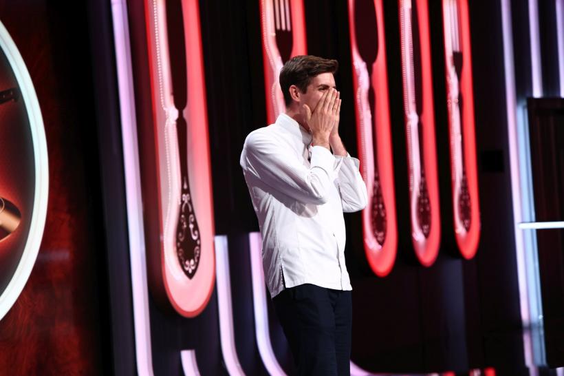 Chefi la cuțite, lider de audiență cu ediția de ieri. Chef Richard Abou Zaki i-a dat aseară cuțitul de aur lui Luca Zvaleni 18981921