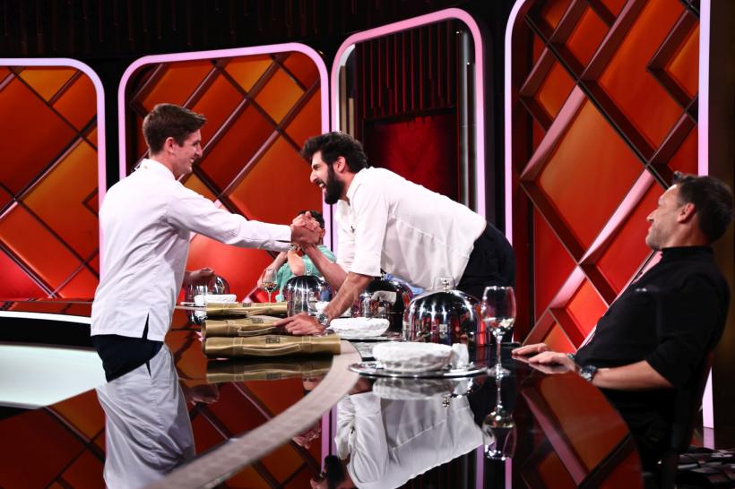 Chefi la cuțite, lider de audiență cu ediția de ieri. Chef Richard Abou Zaki i-a dat aseară cuțitul de aur lui Luca Zvaleni 18981922