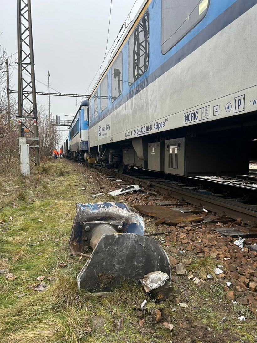 Două trenuri s-au ciocnit în Cehia. Echipele de intervenție vorbesc despre zeci de victime 18981858