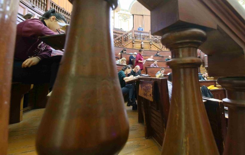 Ce-i alungă pe tinerii medici din țară și ce i-ar convinge să rămână 18981777