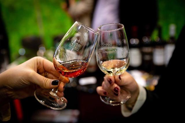 Românii, loviți de scumpiri înainte de Crăciun. Creșteri uriașe la vinurile tradiționale de sărbători