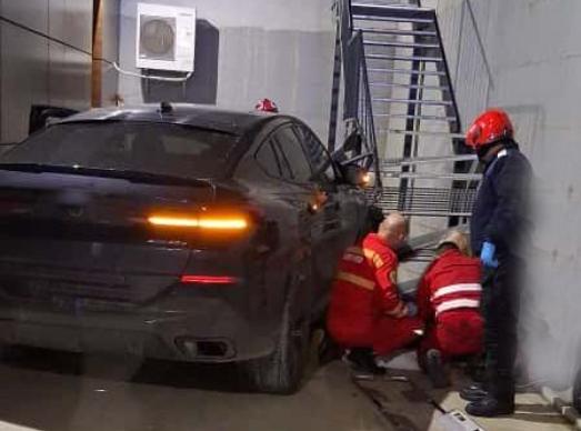 Accident mortal: Un șofer de BMW a intrat în pietoni în scaune cu rotile și o asistentă în parcarea unei clinici din Bihor