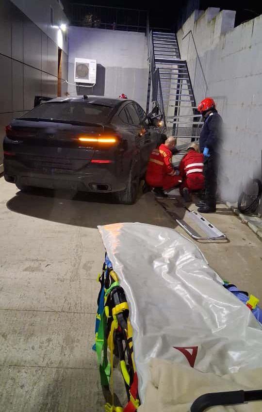 Accident mortal: Un șofer de BMW a intrat în pietoni în scaune cu rotile și o asistentă în parcarea unei clinici din Bihor 18981836