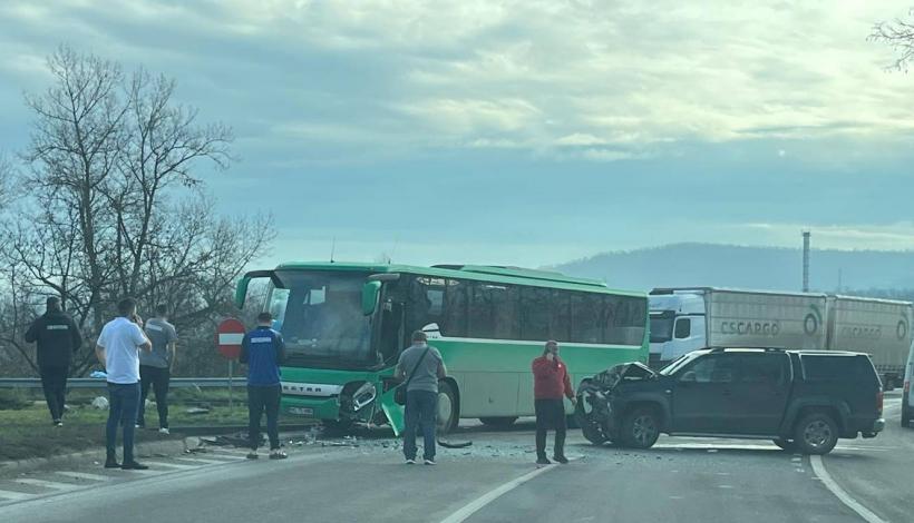Autocarul echipei de handbal CSM Sighișoara, implicat într-un accident în drumul spre Baia Mare