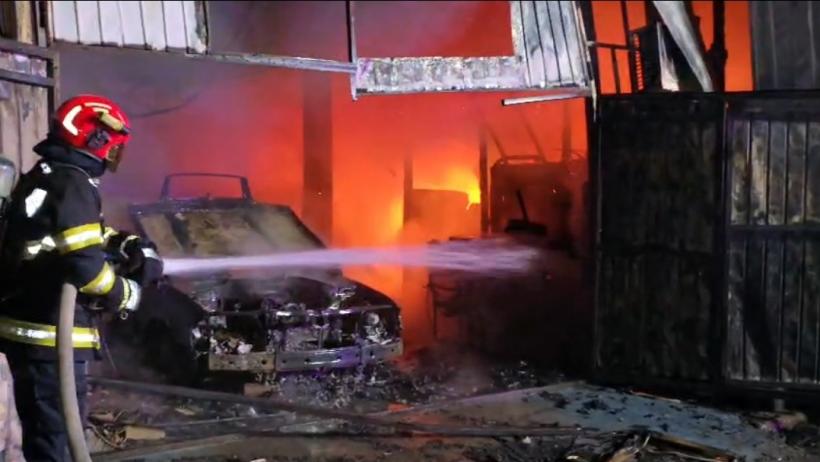 Incendiu uriaș la Constanța: opt garaje și două mașini s-au făcut scrum