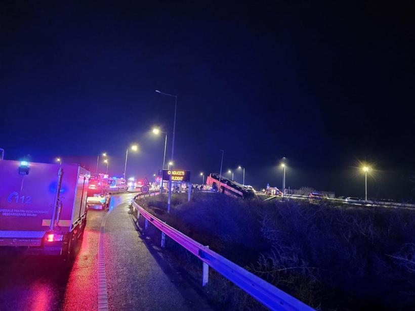 Plan Roșu de Intervenție la Brăila: Autobuz cu 24 de pasageri răsturnat în mijlocul șoselei! 18982397