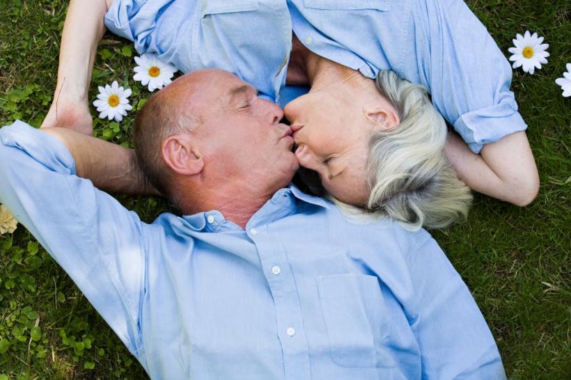 Sărutul, un obicei vechi de peste 20 de milioane de ani. Ce dezvăluie cercetătorii despre originile acestui gest universal