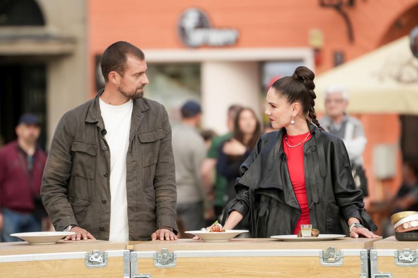 Chef Alexandru Sautner a câștigat amuleta de ieri la Chefi la cuțite. Diseară, Gabi Tamaș vine la degustarea amuletei pentru care jurații gătesc în Piața Sfatului din Brașov