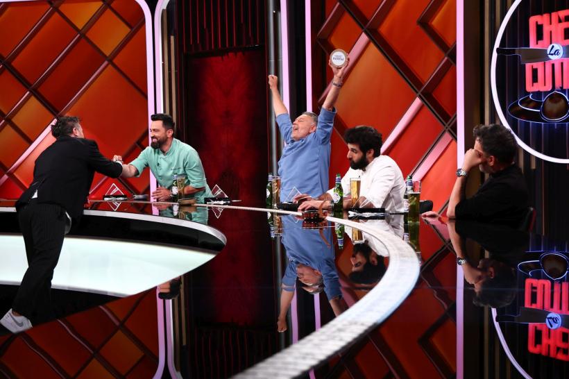 Chef Alexandru Sautner a câștigat amuleta de ieri la Chefi la cuțite. Diseară, Gabi Tamaș vine la degustarea amuletei pentru care jurații gătesc în Piața Sfatului din Brașov 18982453