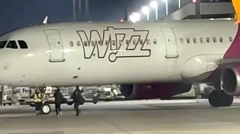 Viața bate filmul! Doi români au fugit pe pistă la Köln ca să oprească un avion Wizz Air